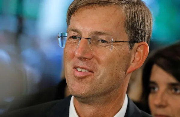 Najverjetnejši novi mandatar Miro Cerar z novoizvoljenimi strankami danes začenja pogovore za sestavo vladne koalicije