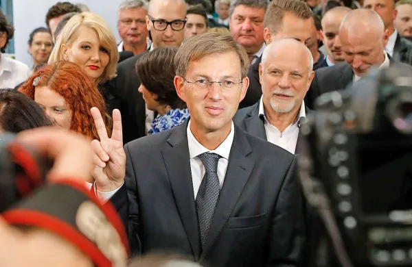 Najverjetnejši novi mandatar Miro Cerar tudi po današnjih prvih pogovorih z nekaterimi novoizvoljenimi strankami ni izgubil upanja v sestavo široke koalicije