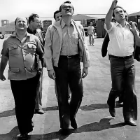 Podpredsednik zveznega izvršnega sveta Zvone Dragan med Livijem  Jakominom (levo) in Brunom Koreličem v Luki Koper leta 1980 