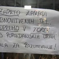 Morebitne goste na vratih sprejme le obvestilo prejšnjega najemnika, ki je do zadnjega upal na ugoden razplet in nadaljevanje posla