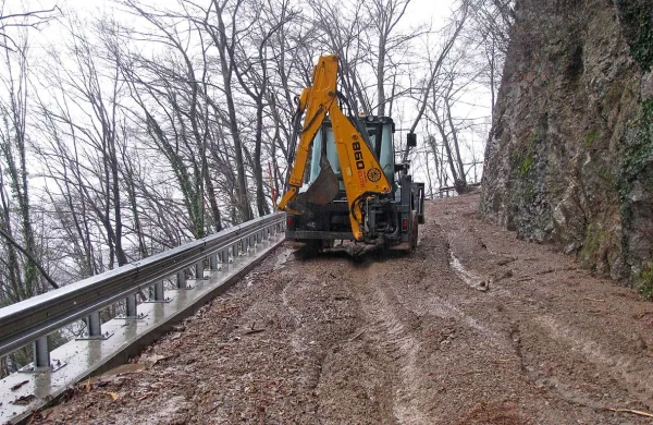 Takšna je bila podoba ceste po februarskem žledu. Prava nesreča, ki jo bo treba drago plačati, pa se skriva na pobočju.  