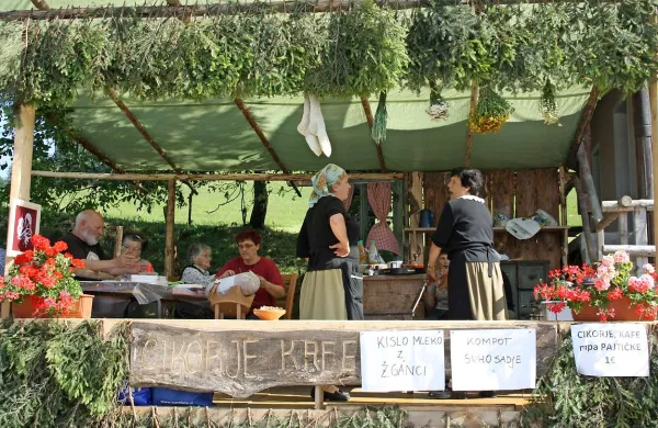 Turistično društvo pod Kojco je del vaških običajev postavilo na prireditev (zadnjo so organizirali minulo nedeljo) tudi s pomočjo denarja LEADER in LAS