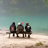 Ko dežuje, sta  ledeno hladni Tolminka (9 stopinj Celzija) in Soča (14 stopinj Celzija) primerni le za opazovanje  