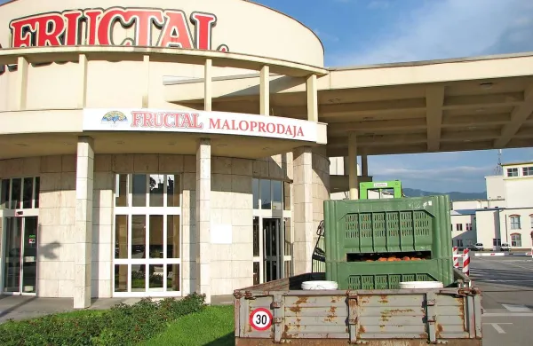  V sredo popoldne in zvečer pred Fructalovo odkupno postajo ni bile gneče 