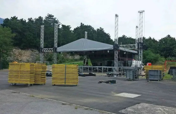 Oder, na katerem bodo nocoj nastopile rokovske legende Uriah Heep ter tri domače zasedbe, se je v vsej svoji veličini sredi športnega parka bohotil že včeraj 