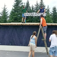  Okoli 30 prebivalcev Batuj je v zadnjih dneh zavihalo rokave in pomagalo pri pripravah na ponovni glasbeni dogodek Rock Batuje