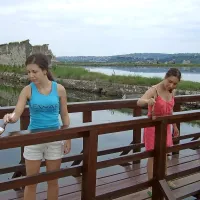 Beograjčanki Katarina (levo) in Marta sta včeraj pleskali ograjo mostu čez kanal Giassi