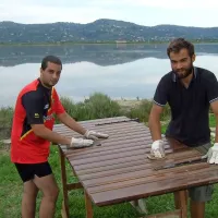 Španski študent Juan (levo) in vodja tabora Peter Guštin sta prenavljala vrata solinarske hišice