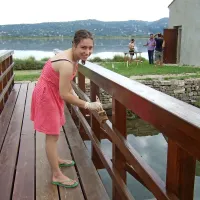 “Prav vesela sem, da sem prišla sem,” nam je med pleskanjem ograje mostu čez kanal Giassi včeraj zaupala študentka Marta, ki je na tabor skupaj s kolegico Katarino pripotovala iz Beograda