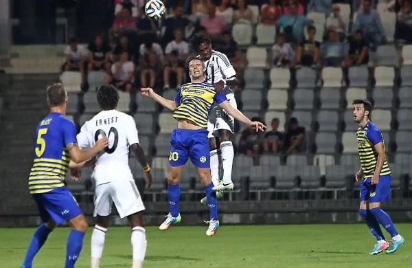 Koprčani  so tekmo proti Nefčiju začeli s  prednostjo 2:1 iz Bakuja, a so pred 2000 optimističnimi  gledalci na Bonifiki v vsakem polčasu prejeli po en zadetek