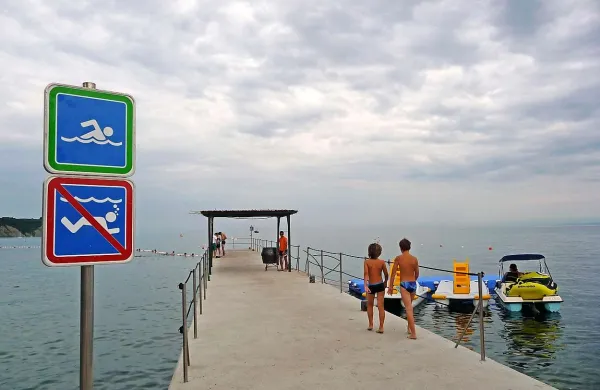 Pomol so v celoti zabetonirali in ga obdali z  novo ograjo  