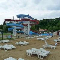 Kjer so bila dolga leta otroška igrala, so zdaj ležalniki. Igrala so premestili v senco borovcev  nekaj deset metrov stran  