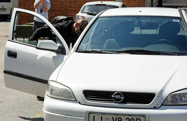 ... da vanj vlomi in iz njega pobere vrednejše predmete, ki so ga mamili že skozi steklo