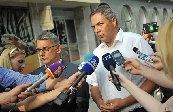 SD ni obremenjena s tem, ali iti v koalicijo ali opozicijo, obe rešitvi sta enako sprejemljivi, je po sestanku z najverjetnejšim novim mandatarjem Mirom Cerarjem pojasnil predsedujoči SD Dejan Židan 