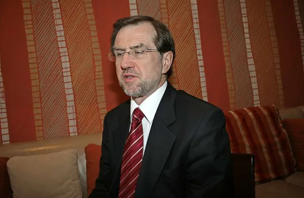 Predsednik prve slovenske vlade Lojze Peterle je glede trditev nekdanjega vodje obveščevalnega oddelka na obrambnem ministrstvu Antona Peinkiherja v zvezi z osamosvojitvijo danes dejal, da če je vedel kaj pomembnega, bi to - v bran države - moral