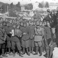 Bruno Novič s harmoniko v rokah med Slovenci v posebnih bataljonih v L'Aquili v Abrucih leta 1943