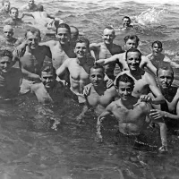 Fantje se maja 1945 kopajo v morju na Reki. Srečni so,  ker so preživeli boje prve prekomorske brigade in dolgo vojaško pot čez celotno Jugoslavijo. V sredini stoji Milan Širca iz Krajne vasi, desno ob njem pa Bruno Novič.