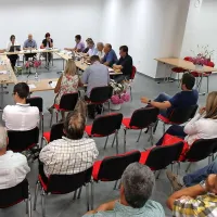 Prvi so večnamenski prostor novega doma v četrtek preizkusili občinski svetniki. Kot gostje so prisedli še vabljeni predsedniki krajevnih skupnosti in gradbeni odbor vaškega doma.
 
 
