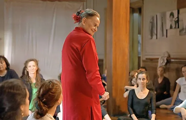 Prizor iz filma, ko  Maria Fux vodi plesno delavnico 
