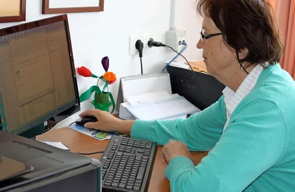 Ravnateljica OŠ Črni Vrh Irena Kenk ob polčasu počitnic zaman čaka na protiradonsko sanacijo  
