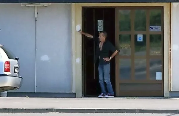 Hrvaška policija je pred slabo uro potrdila smrt moškega, ki je nekaj ur pred tem v enem izmed lokalov v Osijeku na vzhodu Hrvaške z brzostrelko umoril svojo soprogo in gosta lokala