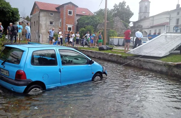 Avto je zdrsnil v potok