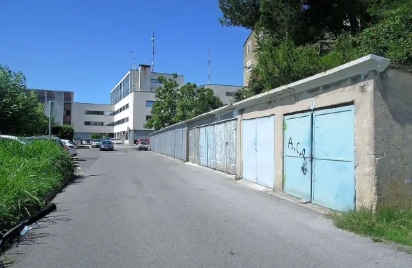 Na Vojkovem nabrežju, med številkama 22 in 24, so stanovalci dobili asfalt, parkirišče, uspelo pa jim je ohraniti tudi garaže.