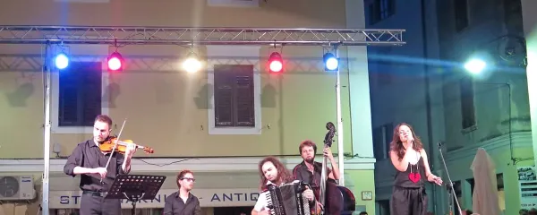 Stefano Milenkovich (violina), Marko Črnčec (klavir), Marko Hatlak (harmonika), Luka Herman Gaiser (kontrabas) in Ana Bezjak (vokal) sestavljajo  skupino Tango Compas, ki je na nabito polnemu izolskemu trgu pričarala  vroče  vzdušje