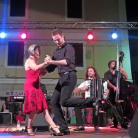 “Ali kdo tu pleše tango?” je proti koncu koncerta vprašal Milenkovich. Ne le virtuoz na violini, tudi dober plesalec tanga je srbski violinist.
