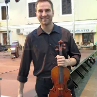 Stefana Milenkovicha smo ujeli tik pred koncertom na izolskem Manziolijevem trgu, kjer je nastopil skupaj s skupino Tango Compas v okviru prireditve Poletje v Izoli v organizaciji Centra za kulturo, šport in prireditve