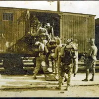Odhod vojakov 17. pehotnega polka iz Ljubljane na vzhodno bojišče avgusta 1914 (Foto Henrik Obereigner, družinska last, hrani Angelika Hribar)
