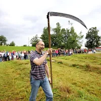 Med pogumnimi tekmovalci, ki so se spopadli z mokro travo, je bil tudi direktor novogoriške  Komunale (in neuradni kandidat za župana) Andrej Miška 