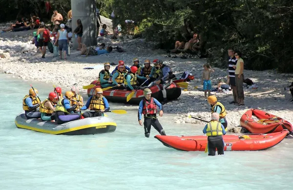 Občine Bovec, Kobarid in Tolmin so v prvem branju sprejele nov občinski odlok o plovbi po reki Soči, ki je v skladu z državnim zakonom o plovbi po celinskih vodah