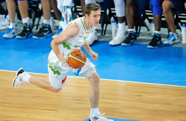 Prve tri prijateljske tekme, na katerih nista igrala glavna aduta Goran Dragić (na fotografiji) in Erazem Lorbek, so pokazale, da ima Slovenija napadalno ekipo, ki jo je težko ustaviti, če zunanjim igralcem steče met z razdalje