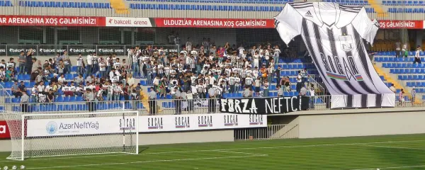 Pogled na tribuno z organiziranimi navijači Nefčija pol ure pred tekmo