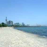 Promenada je bila v času največje pripeke prazna. Graditi so jo začeli pred stoletjem, končali naj bi jo v prihodnjih letih. Jezero pa - tudi zaradi črpanja nafte - ni nič kaj vabljivo.