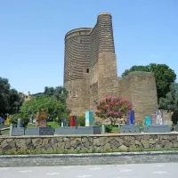 Ena od znamenitosti na robu zaščitenega starega mesta je Maiden Tower (dekliški stolp) iz 12. stoletja
