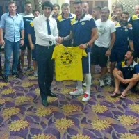 Prijaznemu osebju hotela Safran je kapetan Ivica Guberac izročil majico s podpisi koprskih nogometašev