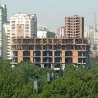V mestu  pospešeno gradijo nove in rušijo stare hiše ter stolpnice