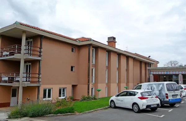 V pritličju hotela Maestoso zdaj uraduje uprava Kobilarne Lipica. Ker namerava država hotel oddati v najem,  se mora  uprava iz njega izseliti.  