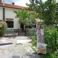 Marija Mezgec: “Ko smo se vselili, so bile samo gole stene; vse smo morali narediti sami. Zdaj pa nas hočejo kar izseliti!”
