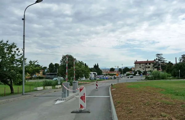 Zapornice pred kopali&scaron;čem San Simon