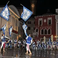 S svojimi vragolijami so metalci zastav iz italijanske Faenze navdušili