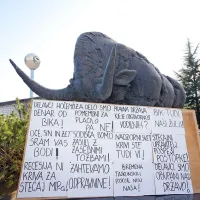 Nekdanji delavci Mipa denarja od bika niso dobili, pa tudi odgovorov, zakaj so končali na cesti, ne