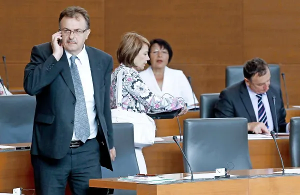 Začasni vodja poslancev SDS Jože Tanko je danes ponovil, da SDS ne bo prevzela funkcij oz. vodstvenih mest v DZ, torej niti v delovnih telesih