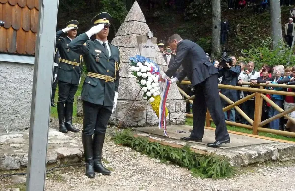 Predsednik republike Borut Pahor je položil venec na spomenik umrlim vojakom