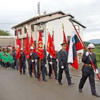 Proslava ob jubileju se je začela z gasilsko parado domačih in gostujočih gasilcev s startom izpred gasilskega doma