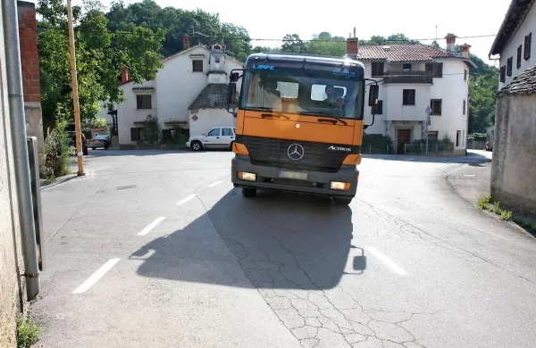 Le barva za dvajset metrov črte je bila potrebna, da vozniki sredi Kobdilja ne zavijejo v napačno smer