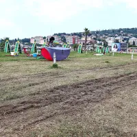 Za tovornjakom z agregatom, ki se je pogreznil v razmočeno zemljo, so na portoroški plaži ostale blatne  sledi