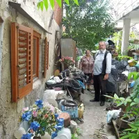 Pritlična okna sosedov gledajo na dvorišče strastnih zbirateljev